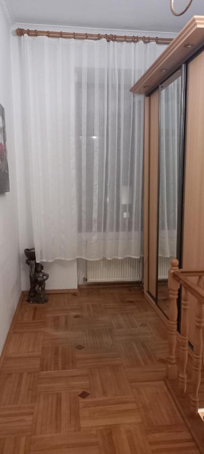 Двох Рівневі Апартаменти В Центрі Lviv Ngoại thất bức ảnh