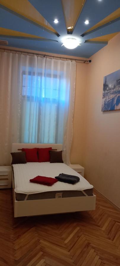 Двох Рівневі Апартаменти В Центрі Lviv Ngoại thất bức ảnh