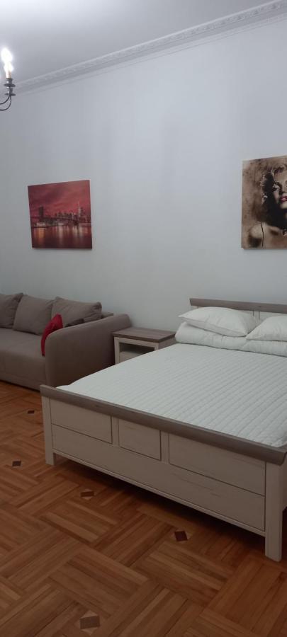 Двох Рівневі Апартаменти В Центрі Lviv Ngoại thất bức ảnh