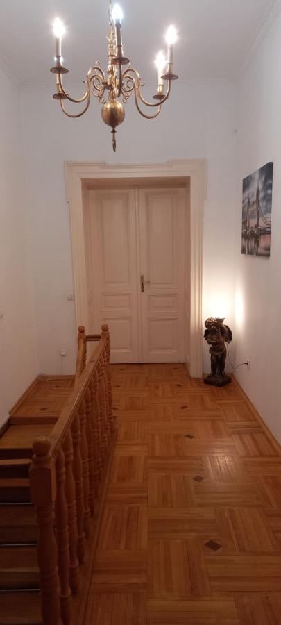 Двох Рівневі Апартаменти В Центрі Lviv Ngoại thất bức ảnh