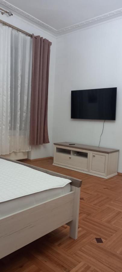 Двох Рівневі Апартаменти В Центрі Lviv Ngoại thất bức ảnh